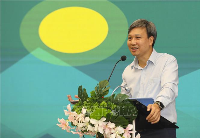 Ông Trần Lâm Đồng, Phó Giám đốc Viện Khoa học Lâm nghiệp Việt Nam, trình bày tham luận tại hội thảo. Ảnh: Xuân Tư - TTXVN