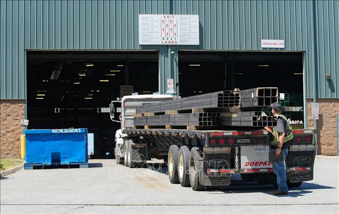 Các sản phẩm thép tại một cơ sở cung cấp ở Delta, British Columbia, Canada. Ảnh: THX/TTXVN phát