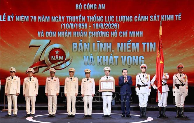 Chủ tịch Quốc hội Trần Thanh Mẫn trao Huân chương Hồ Chí Minh tặng lực lượng Cảnh sát kinh tế. Ảnh: Doãn Tấn - TTXVN