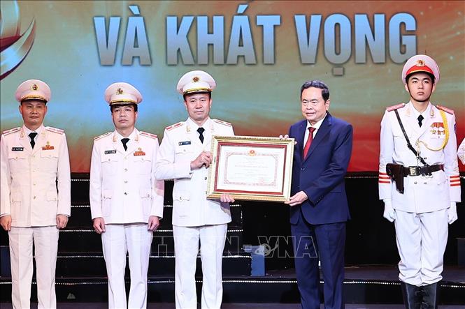 Chủ tịch Quốc hội Trần Thanh Mẫn trao Huân chương Hồ Chí Minh tặng lực lượng Cảnh sát kinh tế. Ảnh: Doãn Tấn - TTXVN
