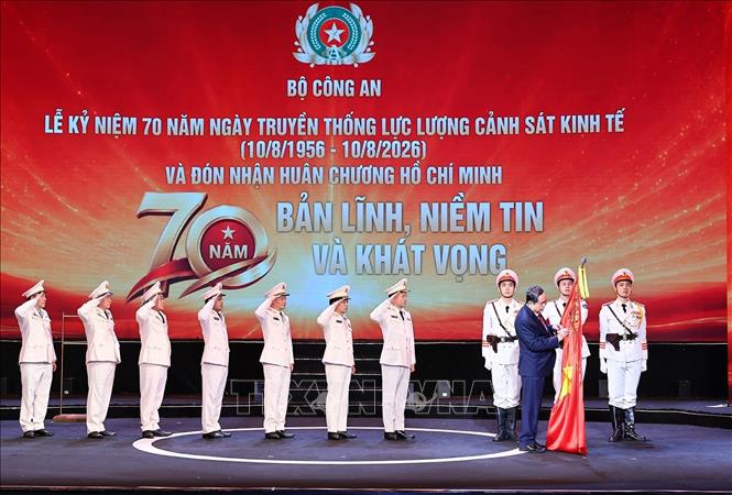 Chủ tịch Quốc hội Trần Thanh Mẫn gắn Huân chương Hồ Chí Minh lên Cờ truyền thống của lực lượng Cảnh sát kinh tế. Ảnh: Doãn Tấn - TTXVN