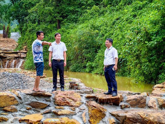Ông Nguyễn Văn Toàn, Phó Chủ tịch UBND xã Kim Anh (Hà Nội) cùng đoàn công tác kiểm tra hiện trạng san gạt, xây dựng tại khu vực rừng phòng hộ. Ảnh: Trung Nguyên - TTXVN