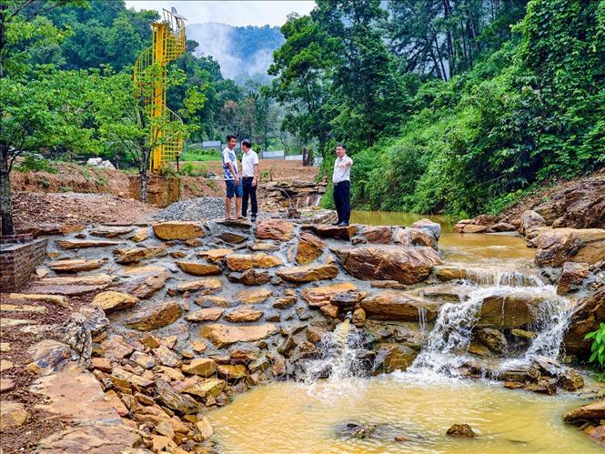 Ông Nguyễn Văn Toàn, Phó Chủ tịch UBND xã Kim Anh (Hà Nội), kiểm tra khu vực suối được kè đá, cải tạo cảnh quan trong rừng phòng hộ Sóc Sơn. Ảnh: Trung Nguyên - TTXVN