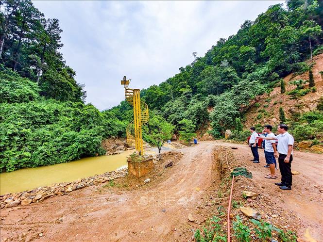 Đoàn công tác của UBND xã Kim Anh (Hà Nội) kiểm tra hiện trạng sử dụng đất, xây dựng công trình và cải tạo cảnh quan tại khu vực rừng phòng hộ Sóc Sơn. Ảnh: Trung Nguyên - TTXVN