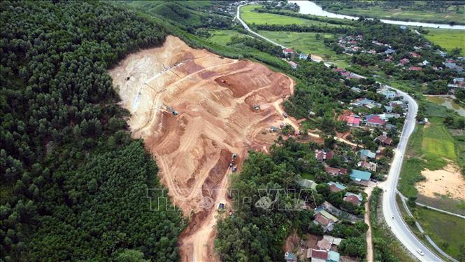 Hàng chục hộ dân sinh sống dưới chân đồi Phòng Không (xã Tuyên Phú Quảng Trị) yên tâm hơn trong mùa mưa bão sắp tới. Ảnh: Tá Chuyên - TTXVN