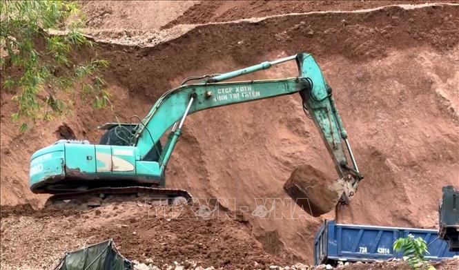 Các phương tiện, máy móc được huy động để tập trung thi công dự án xử lý chống sạt lở tại đồi Phòng Không, xã Tuyên Phú (Quảng Trị) trước mùa mưa bão. Ảnh: Tá Chuyên - TTXVN