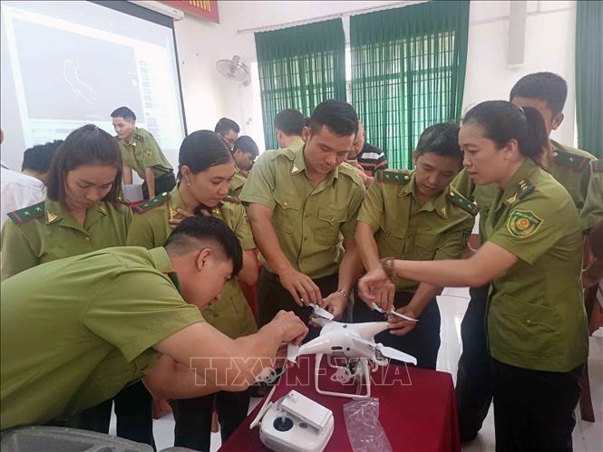 Lực lượng Kiểm lâm tỉnh Đăk Lắk được tập huấn sử dụng thiết bọ bay không người lái vào hoạt động bảo vệ rừng. Ảnh: Kha Phạm - TTXVN 