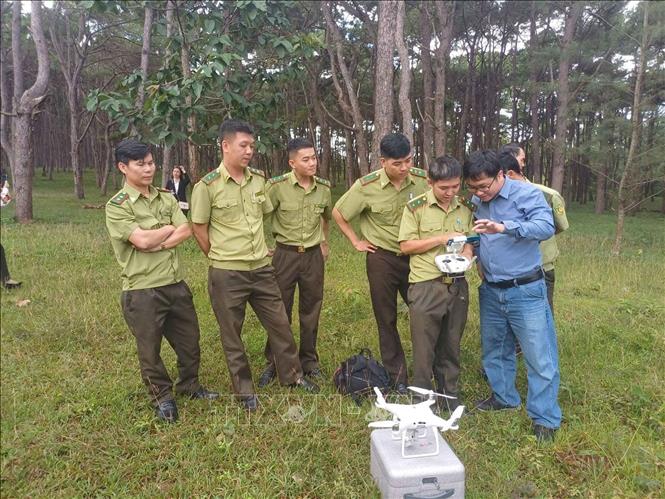 Lực lượng Kiểm lâm tỉnh Đăk Lắk được tập huấn sử dụng thiết bọ bay không người lái vào hoạt động bảo vệ rừng. Ảnh: Kha Phạm - TTXVN 