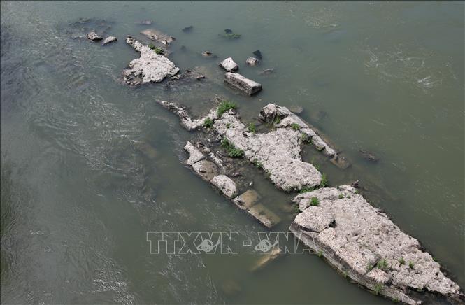 Nước sông Tiber ở thủ đô Rome xuống thấp kỷ lục ngày 5/8/2026 khi Italy đang trải qua đợt nắng nóng nghiêm trọng thứ tư trong mùa Hè năm nay, với nhiệt độ tại một số khu vực vượt ngưỡng 40 độ C. Ảnh: THX/TTXVN phát 