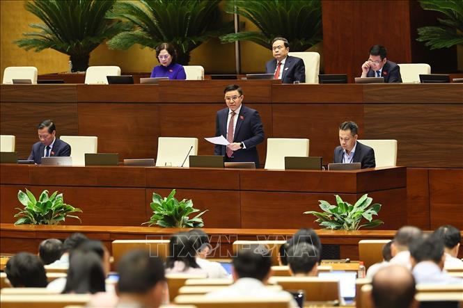 Bộ trưởng Bộ Công Thương Lê Mạnh Hùng phát biểu giải trình, làm rõ một số vấn đề đại biểu Quốc hội nêu. Ảnh: Doãn Tấn - TTXVN