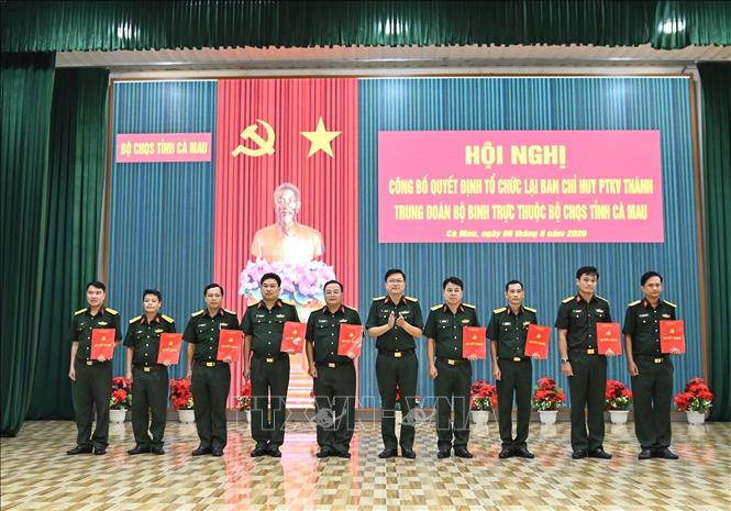 Đại tá Võ Thành Lê, Tỉnh ủy viên, Chính ủy Bộ CHQS tỉnh Cà Mau trao Quyết định thành lập Đảng bộ và chỉ định Ban Chấp hành, Ban Thường vụ, Bí thư, Phó Bí thư Đảng ủy Trung đoàn Bộ binh KTT 46 nhiệm kỳ 2025 - 2030. Ảnh: Chanh Đa -TTXVN 