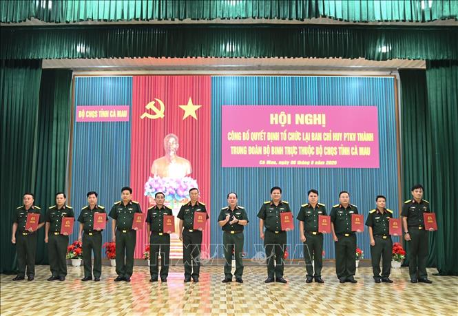 Thiếu tướng Nguyễn Văn Ngành, ủy viên BTV tỉnh ủy, Chỉ huy trưởng Bộ CHQS tỉnh trao Quyết định, điều động, bổ nhiệm cán bộ về cơ quan Bộ Tham mưu, Quân khu 9 và  Bộ CHQS tỉnh Cà Mau. Ảnh: Chanh Đa -TTXVN 