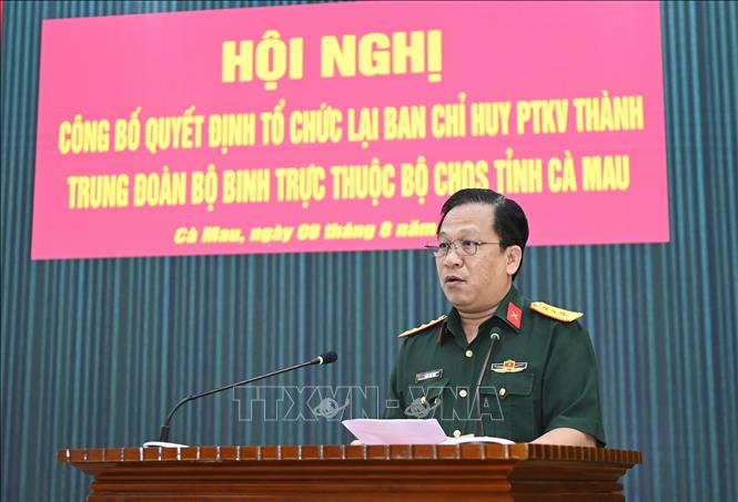 Thượng tá Trần Văn Hữu, Phó Tham mưu trưởng Bộ CHQS tỉnh công bố quyết định của Bộ trưởng Bộ Quốc phòng giải thể Ban Chỉ huy phòng thủ khu vực thành lập Trung đoàn bộ binh KTT trực thuộc Bộ CHQS tỉnh Cà Mau. Ảnh: Chanh Đa -TTXVN 