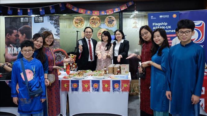 Gian ẩm thực của Việt Nam dp Phái đoàn thường trực Việt Nam tại ASEAN tổ chức. Ảnh: Đỗ Quyên – PV TTXVN tại Indonesia