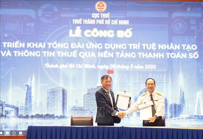 Nghi thức ký kết văn bản ghi nhớ hợp tác giữa Thuế TP. Hồ Chí Minh và các đơn vị cung cấp giải pháp thanh toán số. Ảnh: TTXVN phát