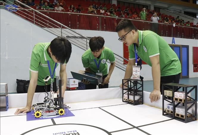 Các thí sinh chuẩn bị robot tham gia giải đấu. Ảnh: Thanh Thương- TTXVN