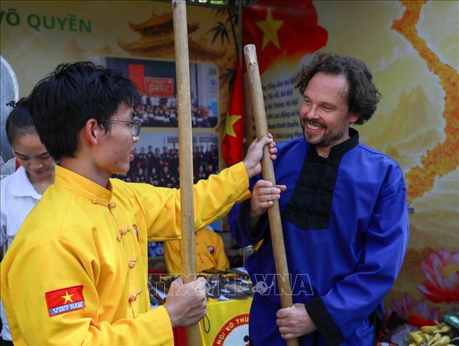 Võ sinh Việt Nam chia sẻ võ thuật Việt với võ sinh nước ngoài. Ảnh: Khánh Hoà - TTXVN