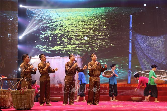 Màn hát đối đáp hò biển, đan lưới đậm đà bản sắc văn hóa của ngư dân vùng ven biển Hà Tĩnh. Ảnh: Hoàng Ngà - TTXVN