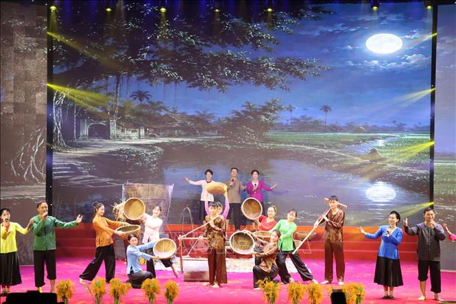 Màn diễn xướng đối đáp mượt mà, rộn ràng không khí lao động sản xuất của các câu lạc bộ dân ca Ví, Giặm trên sân khấu Liên hoan. Ảnh: Hoàng Ngà - TTXVN