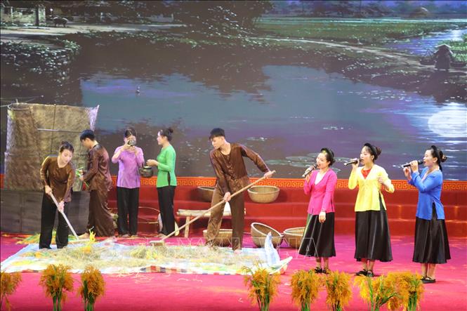Tái hiện không gian lao động ngày mùa với các dụng cụ nông nghiệp truyền thống như rơm rạ, cối xay, sàng sảy và màn hát đối đáp ví giặm của người dân trong lao động, sản xuất. Ảnh: Hoàng Ngà - TTXVN
