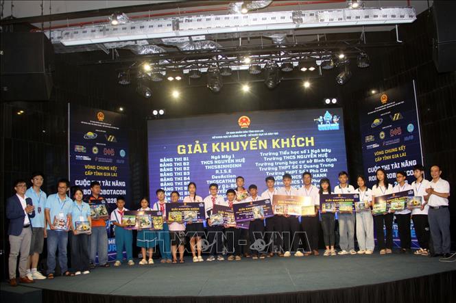 Đại biểu trao thưởng cho các đội đoạt giải. Ảnh: Trịnh Bang Nhiệm - TTXVN