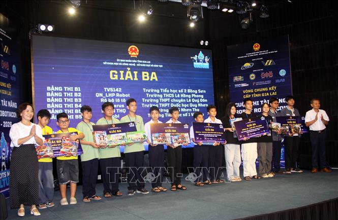 Đại biểu trao thưởng cho các đội đạt giải. Ảnh: Trịnh Bang Nhiệm - TTXVN