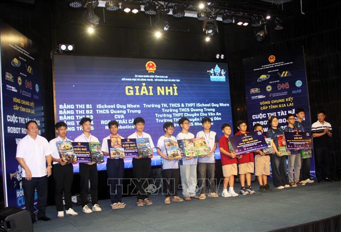 Đại biểu trao thưởng cho các đội đoạt giải. Ảnh: Trịnh Bang Nhiệm - TTXVN