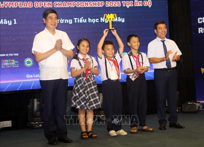 Các đại biểu hành trao Cup và chọn Đội TH Ngô Mây1, Trường Tiểu học Ngô Mây vô địch bảng B1 sẽ đại diện tham gia WRO Open Championship tổ chức tại Ấn Độ vào tháng 9/2026. Ảnh: Trịnh Bang Nhiệm - TTXVN