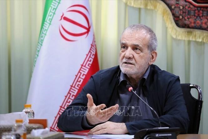 Tổng thống Iran Masoud Pezeshkian phát biểu khi tới thăm Bộ Đường bộ và Phát triển Đô thị. Ảnh: IRNA/TTXVN phát