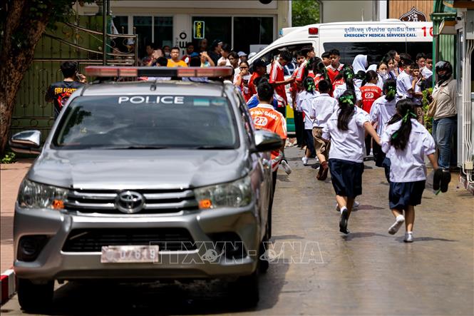 Xe cứu hộ tại hiện trường vụ xả súng tại một trường học ở tỉnh Nonthaburi, Thái Lan, ngày 7/8/2026. Vụ xả súng đã khiến 8 người thiệt mạng, hơn 30 người bị thương. Ảnh: THX/TTXVN phát