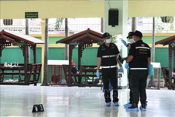 Cảnh sát làm nhiệm vụ tại hiện trường vụ xả súng ở một trường học của tỉnh Nonthaburi, Thái Lan, ngày 7/8/2026. Vụ xả súng đã khiến 8 người thiệt mạng, hơn 30 người bị thương. Ảnh: THX/TTXVN phát