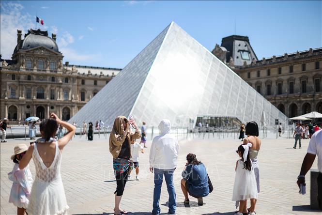 Trời nắng nóng gay gắt tại Paris, Pháp. Ảnh: THX/TTXVN phát