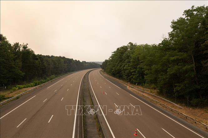 Một tuyến đường bị đóng cửa do cháy rừng tại khu vực Seine-et-Marne, Pháp. Ảnh: THX/TTXVN phát