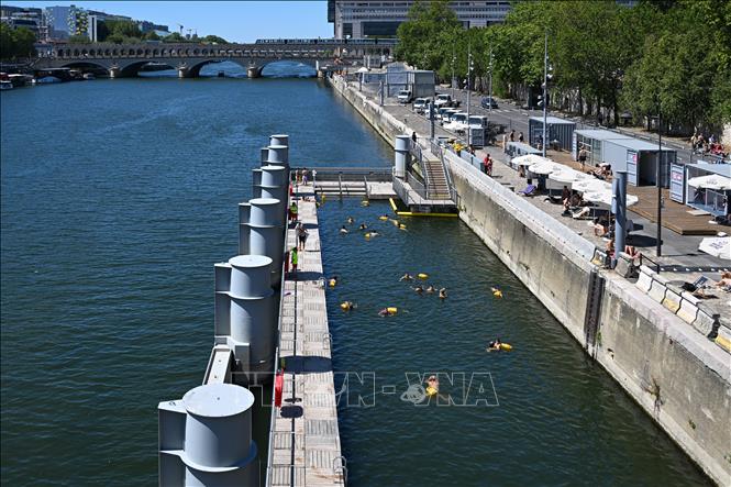 Người dân tắm dưới sông Seine để tránh nóng tại Paris, Pháp. Ảnh: THX/TTXVN phát
