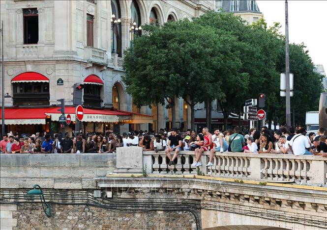 Người dân tránh nóng bên bờ sông Seine tại Paris, Pháp. Ảnh: THX/TTXVN phát