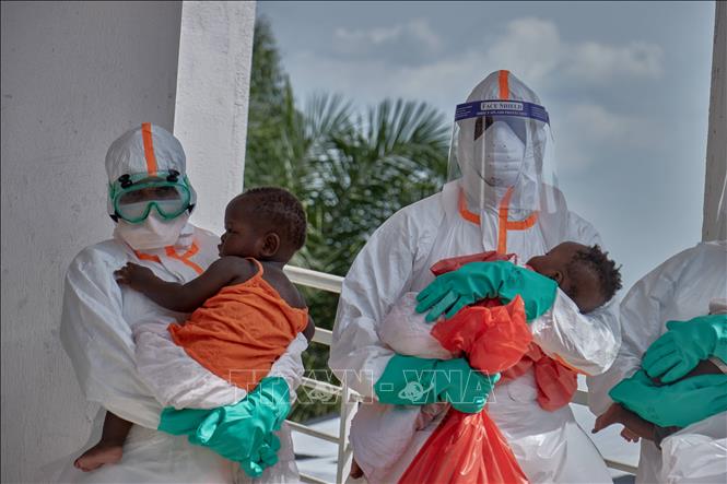 Nhân viên y tế chăm sóc các em nhỏ mắc Ebola tại Bunia, tỉnh Ituri, CHDC Congo. Ảnh: THX/TTXVN phát