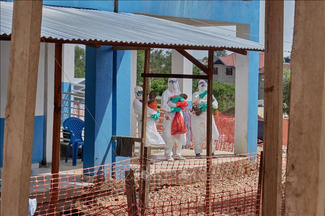Nhân viên y tế chăm sóc các em nhỏ mắc Ebola tại Bunia, tỉnh Ituri, CHDC Congo. Ảnh: THX/TTXVN phát