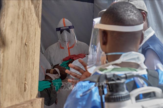 Nhân viên y tế chăm sóc các em nhỏ mắc Ebola tại Bunia, tỉnh Ituri, CHDC Congo. Ảnh: THX/TTXVN phát