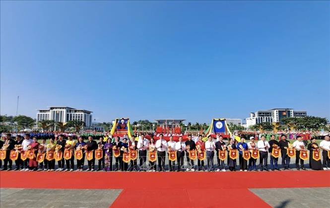 Trao cờ lưu niệm cho các đoàn tham gia. Ảnh: Chu Hiệu-TTXVN.