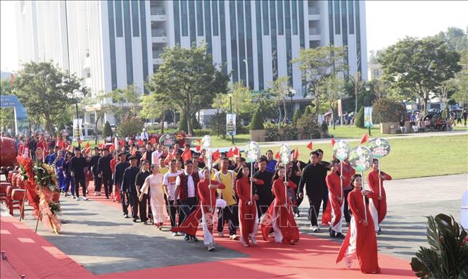 Các đoàn vận động viên diễu hành qua lễ đài. Ảnh: Chu Hiệu-TTXVN.