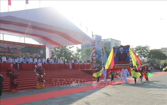 Đội nghi thức rước ảnh Bác Hồ qua khán đài trong Lễ khai mạcẢnh: Chu Hiệu-TTXVN.