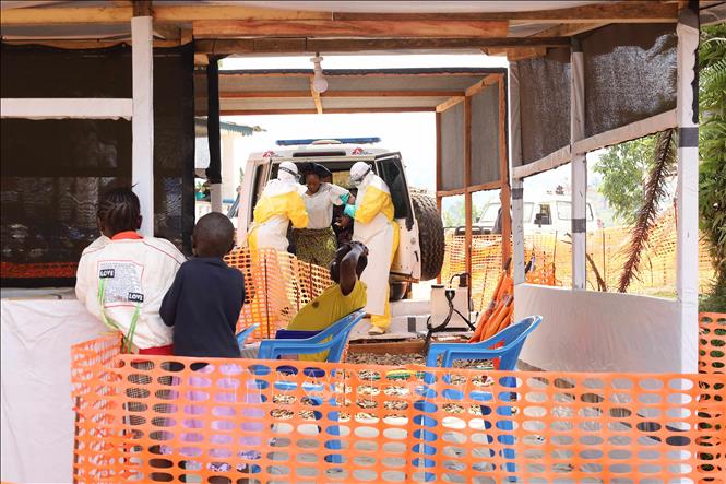 Nhân viên y tế chuyển bệnh nhân tại trung tâm điều trị Ebola ở tỉnh Ituri, CHDC Congo. Ảnh: THX/TTXVN phát