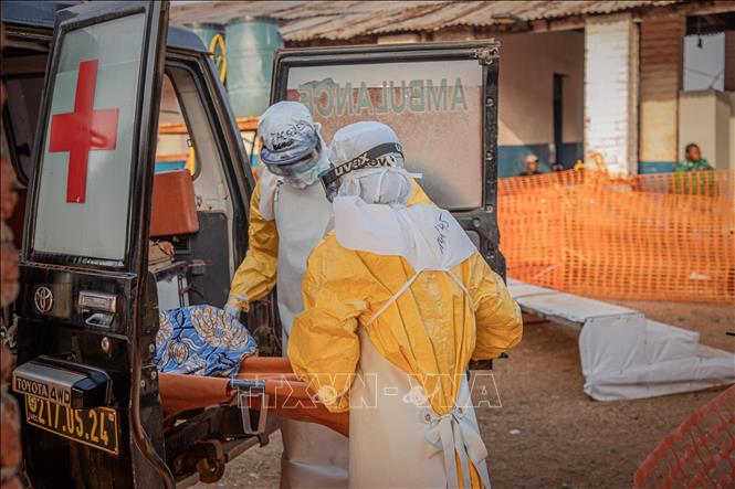 Nhân viên y tế chuyển bệnh nhân tại trung tâm điều trị Ebola ở tỉnh Ituri, CHDC Congo. Ảnh: THX/TTXVN phát
