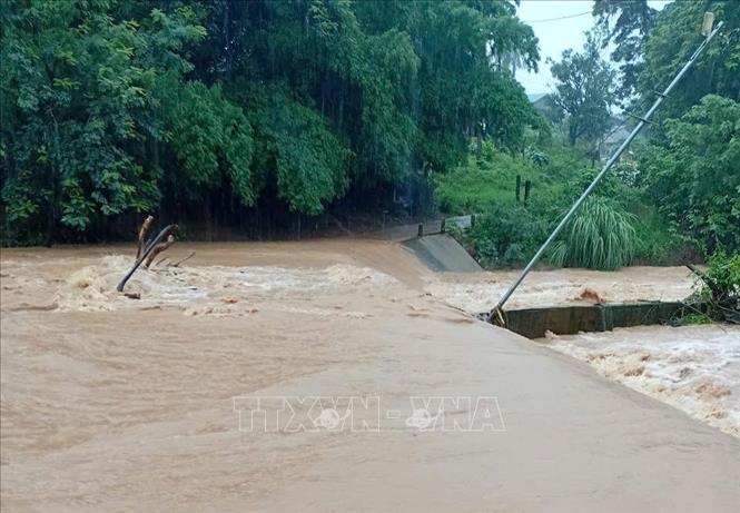 Mưa lớn làm nước tại các sông, suối dâng cao, nhiều cầu tràn, ngầm tràn bị ngập, giao thông tại một số điểm tạm thời bị chia cắt. Ảnh: TTXVN phát