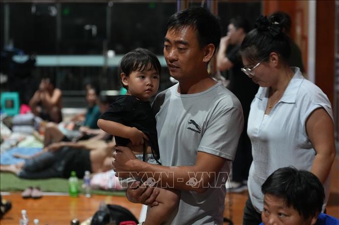 Người dân tại điểm sơ tán tránh bão trong một trường trung học ở thành phố Đài Châu, tỉnh Chiết Giang, miền Đông Trung Quốc, ngày 8/8/2026. Ảnh: THX/TTXVN phát