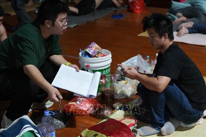 Người dân tại điểm sơ tán tránh bão trong một trường trung học ở thành phố Đài Châu, tỉnh Chiết Giang, miền Đông Trung Quốc, ngày 8/8/2026. Ảnh: THX/TTXVN phát