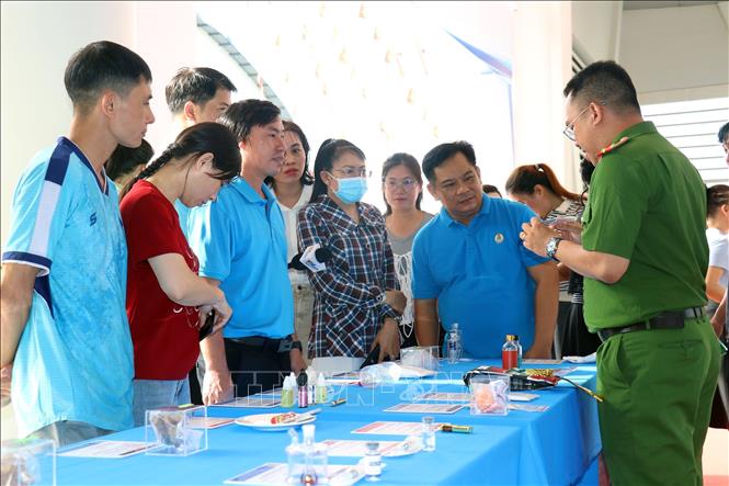Công nhân lao động thành phố tìm hiểu về phòng chống ma túy tại ngày hội. Ảnh: Thanh Vũ - TTXVN
