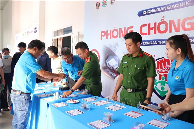 Công nhân lao động thành phố tìm hiểu về phòng chống ma túy tại ngày hội,Ảnh: Thanh Vũ - TTXVN
