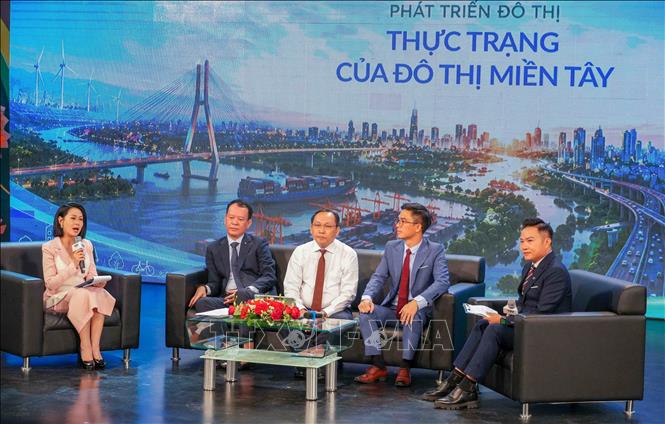Lãnh đạo UBND thành phố Cần Thơ,  Liên đoàn Thương mại và Công nghiệp Việt Nam và doanh nghiệp tham gia Tọa đàm. Ảnh: Thanh Liêm - TTXVN