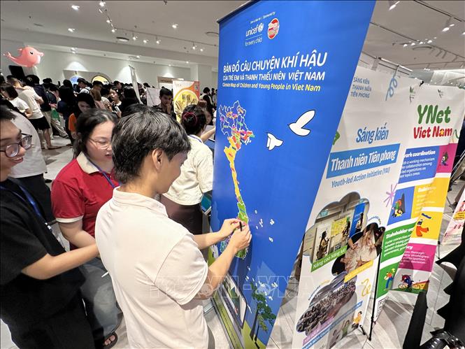 Các bạn trẻ hào hứng tham gia trải nghiệm tại các gian hàng thanh niên tại Ngày Quốc tế Thanh niên 2026. Ảnh: Việt Đức - TTXVN
